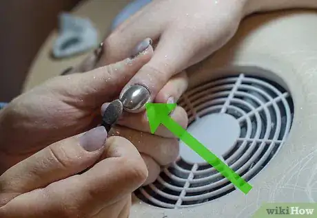 Image intitulée Use Mirror Powder on Nails Step 9