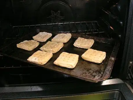 Image intitulée Hardtack in oven.JPG