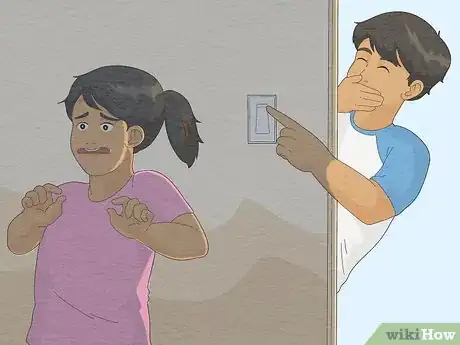 Image intitulée Scare Your Little Sister Step 2
