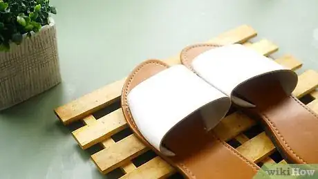 Image intitulée Clean Leather Sandals Step 11