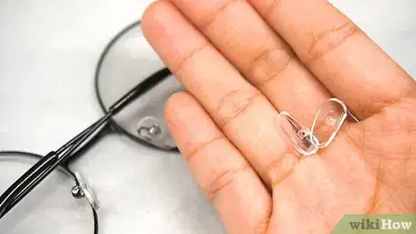 Image intitulée Clean Nose Pads on Glasses Step 15