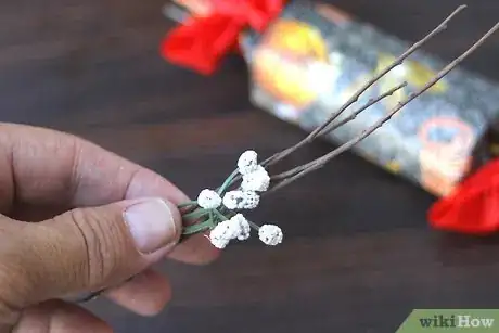 Image intitulée Make Christmas Crackers Step 20