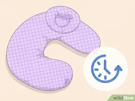 Image intitulée Use a Breast Feeding Pillow Step 1