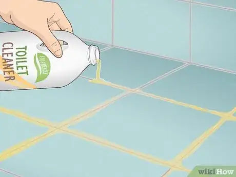 Image intitulée Clean Grout with Toilet Cleaner Step 5