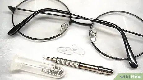 Image intitulée Clean Nose Pads on Glasses Step 14