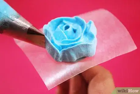 Image intitulée Make a Rose With Cake Icing Step 6