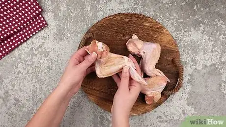 Image intitulée Cut Chicken Wings Step 1