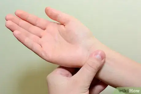 Image intitulée Strap an Elbow Step 9