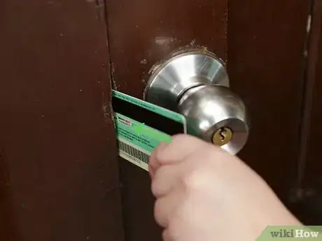 Image intitulée Pick Locks on Doorknobs Step 16