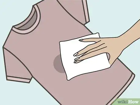 Image intitulée Remove Oil Based Stains from Fabrics Step 1