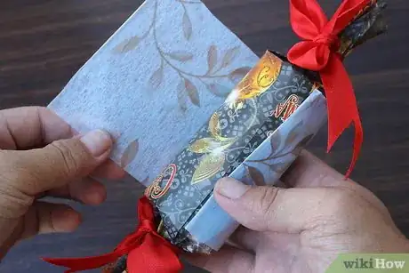 Image intitulée Make Christmas Crackers Step 17