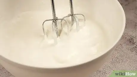 Image intitulée Decorate a Cake with Whipped Cream Icing Step 7