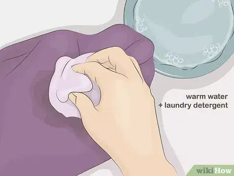 Image intitulée Get Toothpaste out of Clothes Step 3