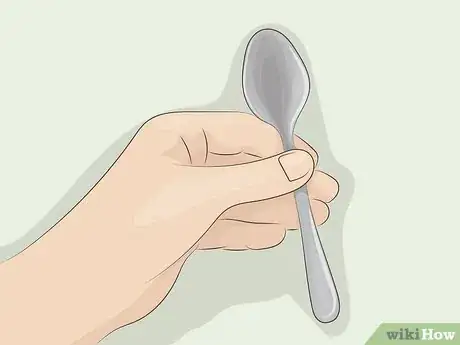 Image intitulée Curl Your Eyelashes Without an Eyelash Curler Step 1