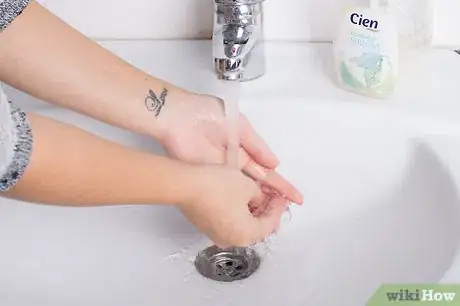 Image intitulée Remove the Smell of Bleach from Your Hands Step 3