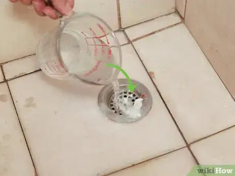 Image intitulée Unclog a Drain with Salt and Vinegar Step 5