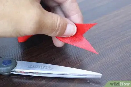 Image intitulée Make Christmas Crackers Step 16