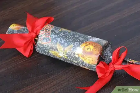 Image intitulée Make Christmas Crackers Step 15