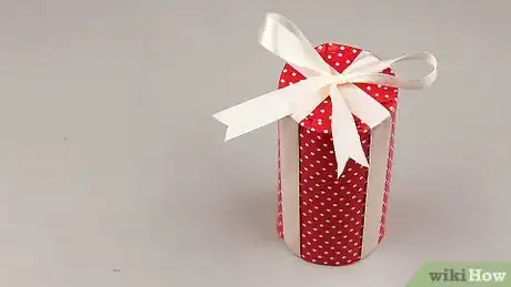 Image intitulée Wrap Cylindrical Gifts Step 5