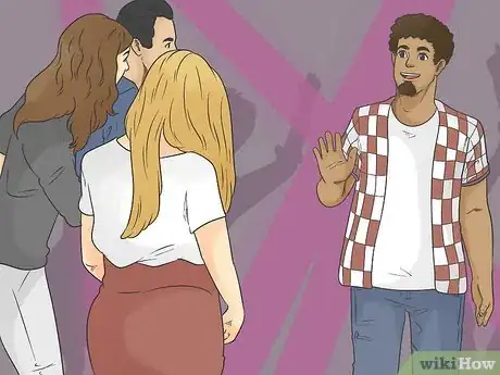Image intitulée Approach a Girl in a Group at a Bar Step 2