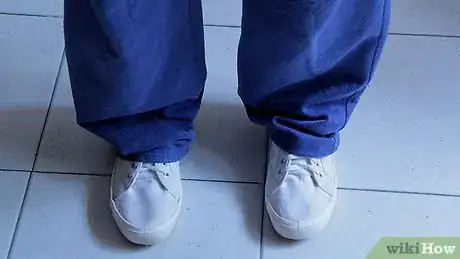 Image intitulée Clean White Canvas Shoes Step 14