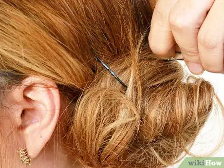 Image intitulée Do Your Hair in a Side Bun Step 6