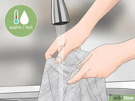 Image intitulée Get Vaseline Out of Clothes Step 3