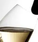 tenir un verre à vin