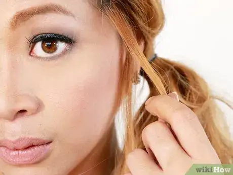 Image intitulée Do Your Hair in a Side Bun Step 5