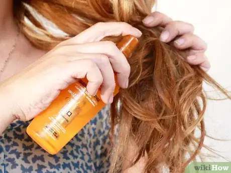 Image intitulée Do Your Hair in a Side Bun Step 2