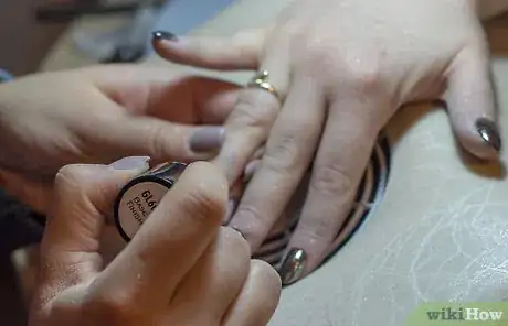 Image intitulée Use Mirror Powder on Nails Step 13