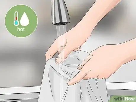 Image intitulée Get Vaseline Out of Clothes Step 5