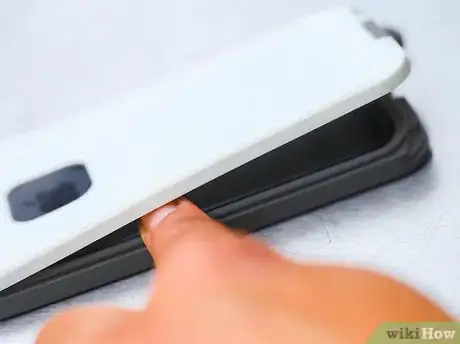 Image intitulée Take Off a Lifeproof Case Step 6