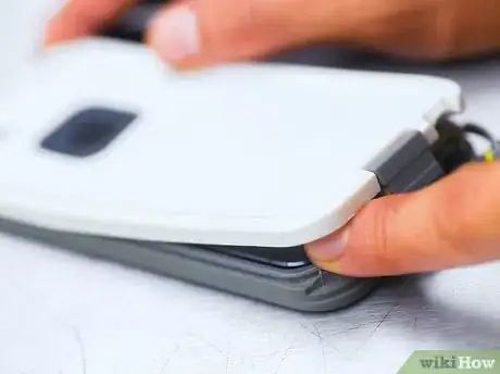 Image intitulée Take Off a Lifeproof Case Step 5