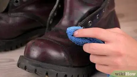 Image intitulée Clean Leather Shoes Step 13