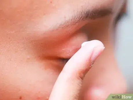 Image intitulée Use Eyeshadow as Eyeliner Step 3