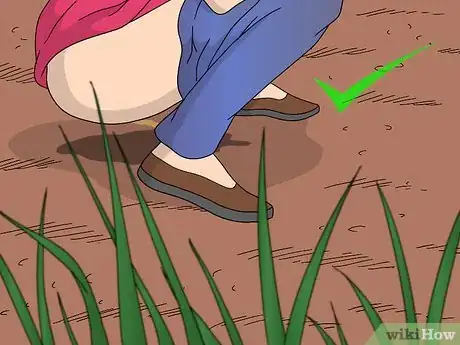 Image intitulée Pee Outside as a Woman Step 3