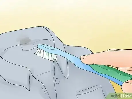 Image intitulée Remove Stubborn Ring Around the Collar Step 3