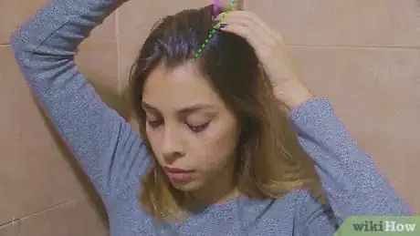 Image intitulée Make a Bun in Medium Layered Hair Step 1