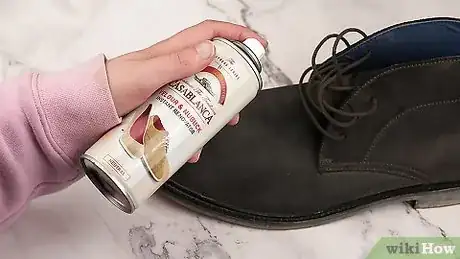 Image intitulée Remove Dark Scuffs From Shoes Step 11