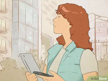 Image intitulée Get Attention from a Guy over Text Step 16