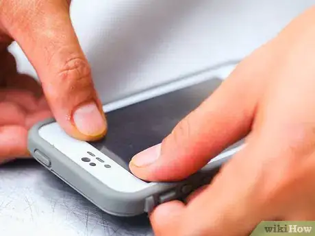 Image intitulée Take Off a Lifeproof Case Step 9