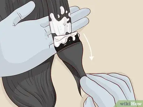 Image intitulée Go from Black Hair to Bright Blonde Step 7