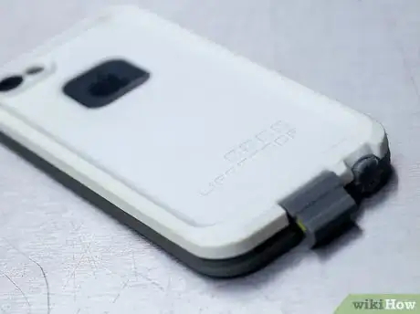 Image intitulée Take Off a Lifeproof Case Step 3