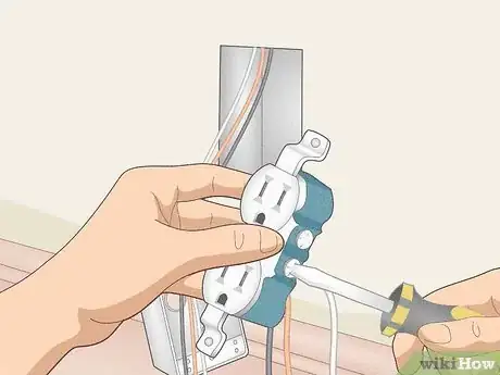 Image intitulée Add an Electrical Outlet to a Wall Step 11