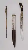 This smaller and more delicate piha kaetta (more properly termed an ul pihiya) has a stylus carried in the sheath with the knife