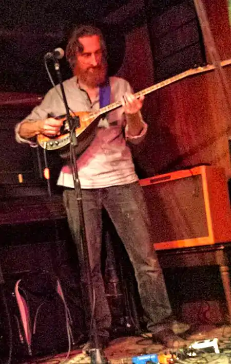 Lu Edmonds performing with the Mekons on 15 July 2015.