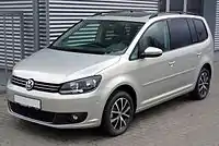  Front-three-quarter view of a facelifted European Touran; on this model the front grille extends the whole way between the right and left headlight clusters