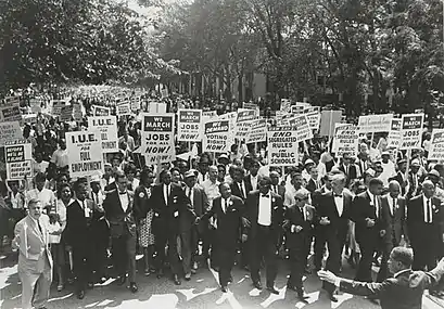 Marchers head toward the Lincoln Memorial