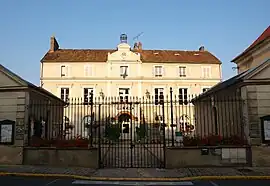 The town hall in Égreville